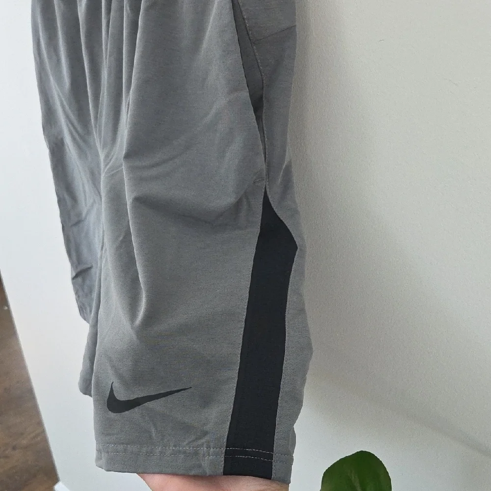 Nike Men's Dri-fit Gray And Black Athletic Shorts - Picture 2 of 6